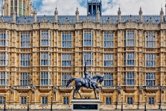 Statue of a Richard I of England riding a horse at the houses of parliament